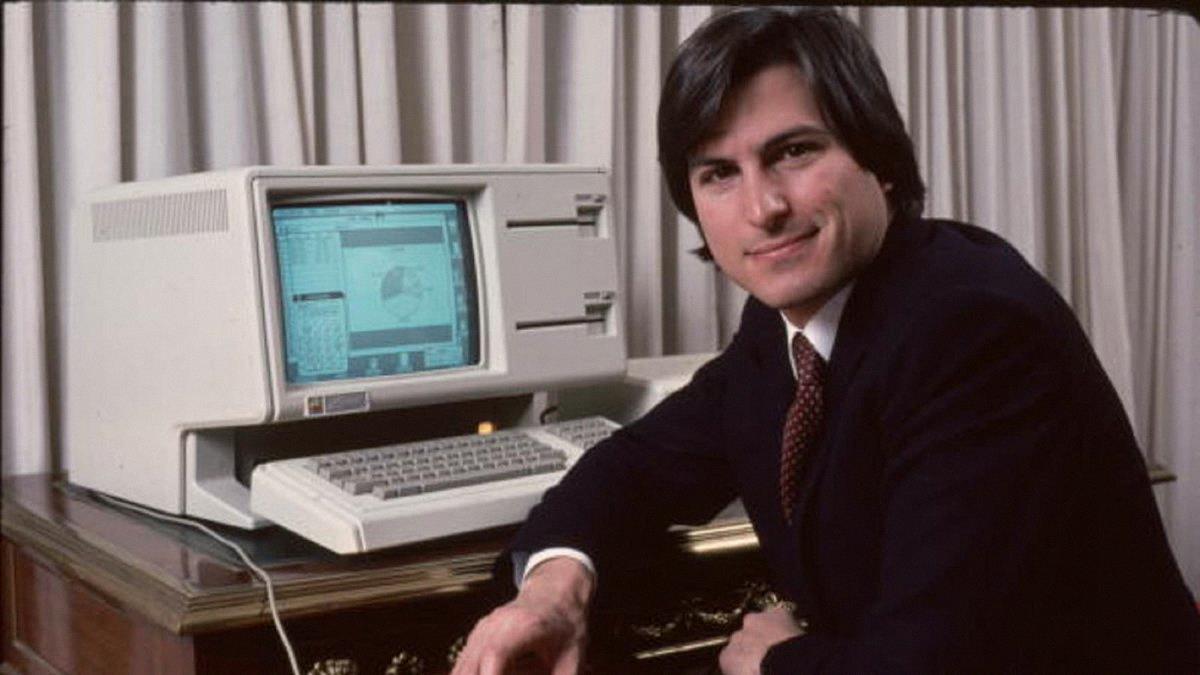 Kosuke5664's tweet photo. Apple $AAPL ended today just $50 billion short of hitting a $5 trillion market cap for the first time ever. https://t.co/P4HQctmyNY