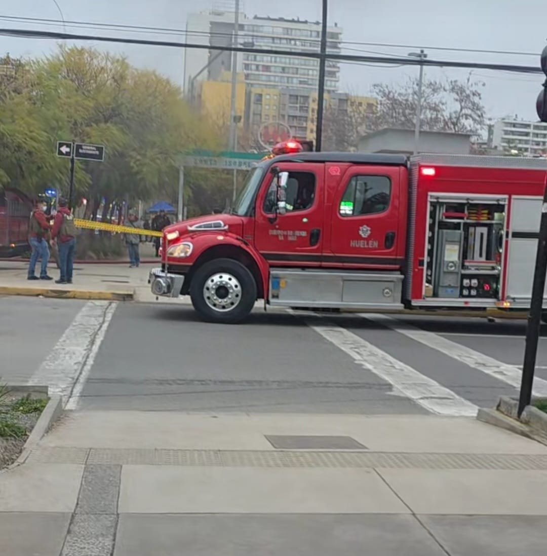 fdo2000's tweet photo. 🔴 Último Minuto
Bomberos Santiago procede 2da Alarma de incendio al interior de la Estación Santa Isabel de @metrodesantiago por fuego en vagones de tren y personas al interior, reportan algunas personas lesionadas, se despachan más unidades de Bomberos en apoyo @biobio https://t.co/PPifOgVJWo