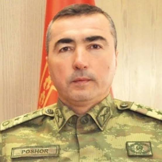 tcdefence's tweet photo. 📄Geceye bir vatan haini bırakalım: “Tanju Poshor”

Poshor, Kara Harp Okulu’nda Tabur Komutanı olduğu dönemde FETÖ’den olmayan askeri öğrencilerin okulu bırakması için kurulan Şok Mangalarının mimarıdır. Bu mangalara alınan vatansever öğrenciler çeşitli psikolojik ve fiziksel işkencelerle okulu bırakmaya zorlanmış, bazıları cinnet getirmiş, bazıları intihar etmiştir. Harp okullarına emeğiyle giren yüzlerce masum gencin hakkına ve kanına girmiştir.

15 Temmuz gecesi emrindeki 130 askerle TRT’yi basıp spiker Tijen Karaş’a darbe bildirisini okutan kişidir. 

Poshor, Balyoz kumpas davasına temel oluşturan 1. Ordu Komutanlığı'ndaki seminerin koordinatörüydü. Seminerde yer almayan askerlerin bile örgüt mensubu hakimlerce cezalandırıldığı o süreçte Poshor'a dokunulmadı.

Balyoz davasının kumpas olduğunun ortaya çıkmasının ardından Poshor'un, Balyoz belgelerini, kapatılan Taraf gazetesi muhabiri Mehmet Baransu'ya veren firari FETÖ'cü Tuncay Opçi ile telefon trafiği tespit edildi.

Şahıs, 40 kez ağırlaştırışmış müebbet hapis cezasına çarptırıldı.