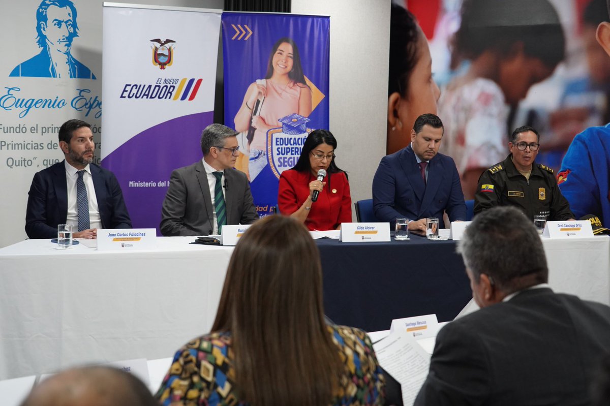 ECU911_'s tweet photo. 📍#Quito | El Director General del #ECU911, @JCPaladines, participó en la socialización del Proyecto de Fortalecimiento de la Seguridad y Convivencia Pacífica en Instituciones de Educación Superior, iniciativa en la que participan @Educacion_Ec @MinInteriorEc @PoliciaEcuador y el ECU 911 desde la oportuna gestión de emergencias 🎥📞🚓

Este esfuerzo interinstitucional busca entornos educativos seguros, promoviendo la convivencia pacífica, la protección de estudiantes y docentes mediante acciones de prevención, capacitación en los centros de educación superior 👩🏻‍🎓🧑🏾‍🎓👨🏼‍🎓