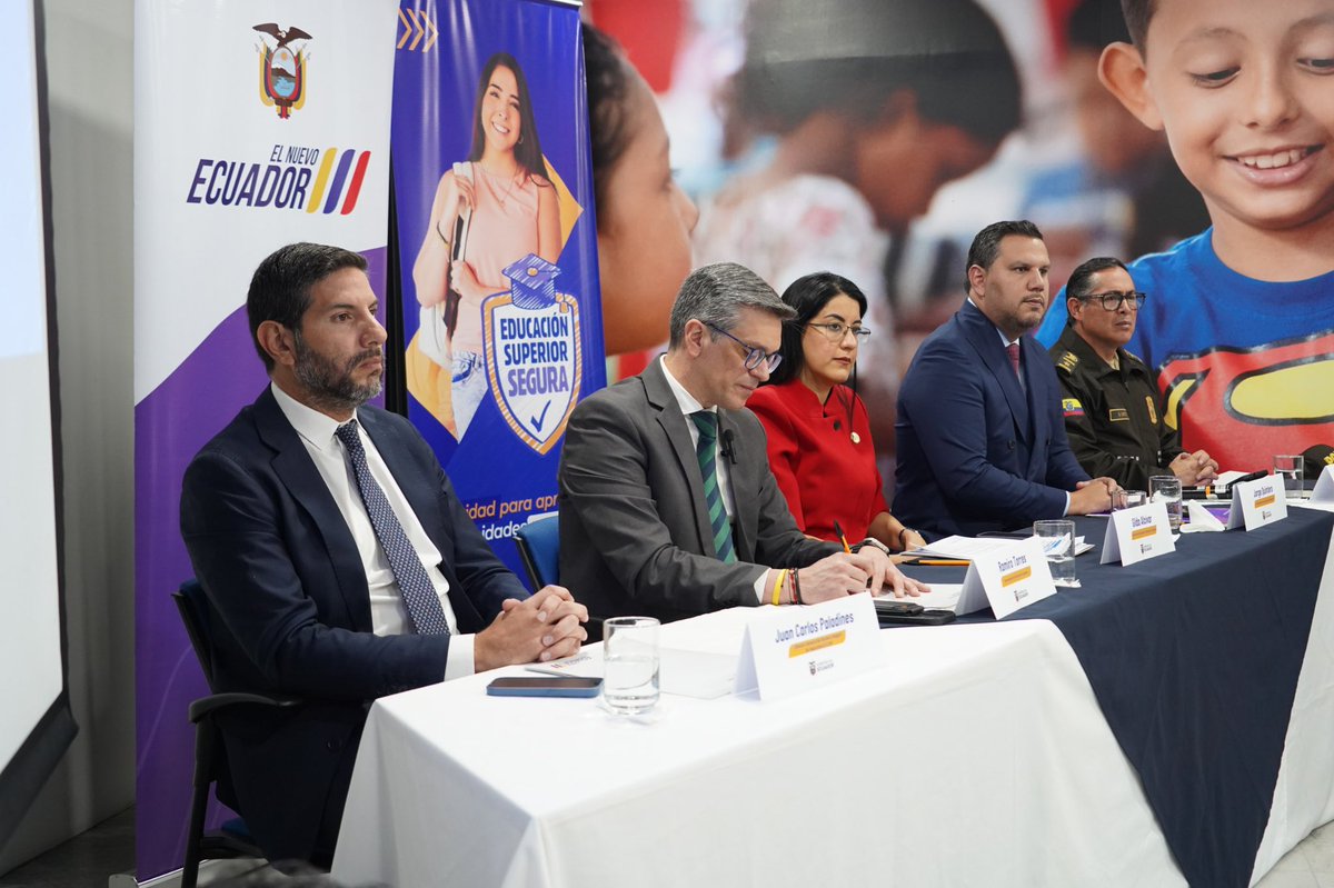 ECU911_'s tweet photo. 📍#Quito | El Director General del #ECU911, @JCPaladines, participó en la socialización del Proyecto de Fortalecimiento de la Seguridad y Convivencia Pacífica en Instituciones de Educación Superior, iniciativa en la que participan @Educacion_Ec @MinInteriorEc @PoliciaEcuador y el ECU 911 desde la oportuna gestión de emergencias 🎥📞🚓

Este esfuerzo interinstitucional busca entornos educativos seguros, promoviendo la convivencia pacífica, la protección de estudiantes y docentes mediante acciones de prevención, capacitación en los centros de educación superior 👩🏻‍🎓🧑🏾‍🎓👨🏼‍🎓