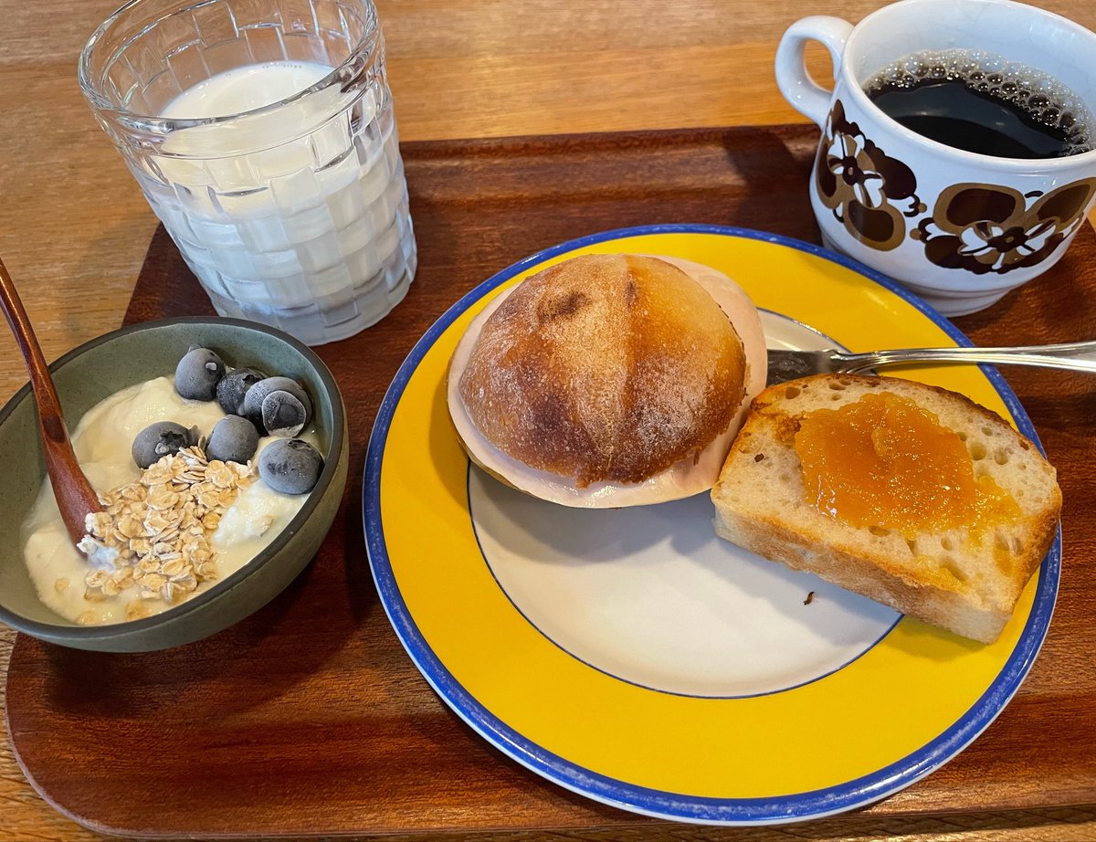 Ifoundpaw's tweet photo. ヨーグルトと牛乳ないと朝ごはんって感じしないな。復活 https://t.co/ilYfOglmE7