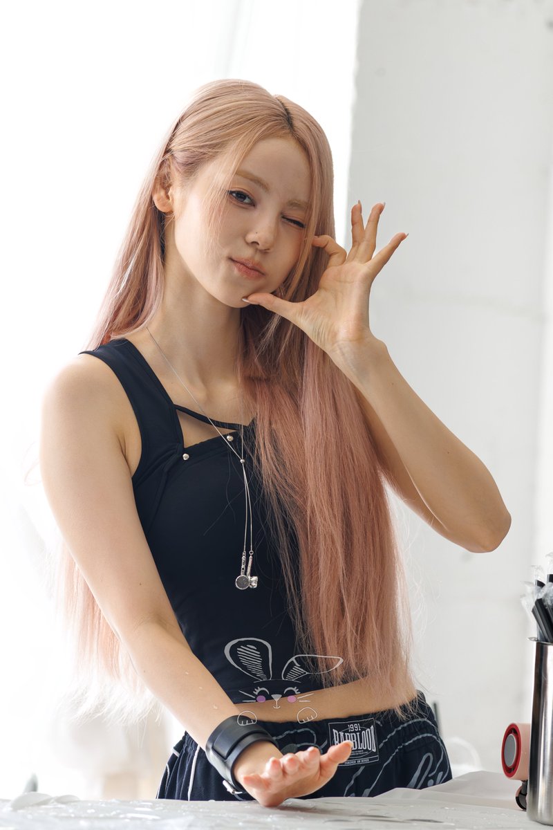 _nice2knowu's tweet photo. 260726 Blue Blood Cafe LA

#ARTMS #아르테미스 
#JinSoul #진솔 https://t.co/TVTP0RDPEB