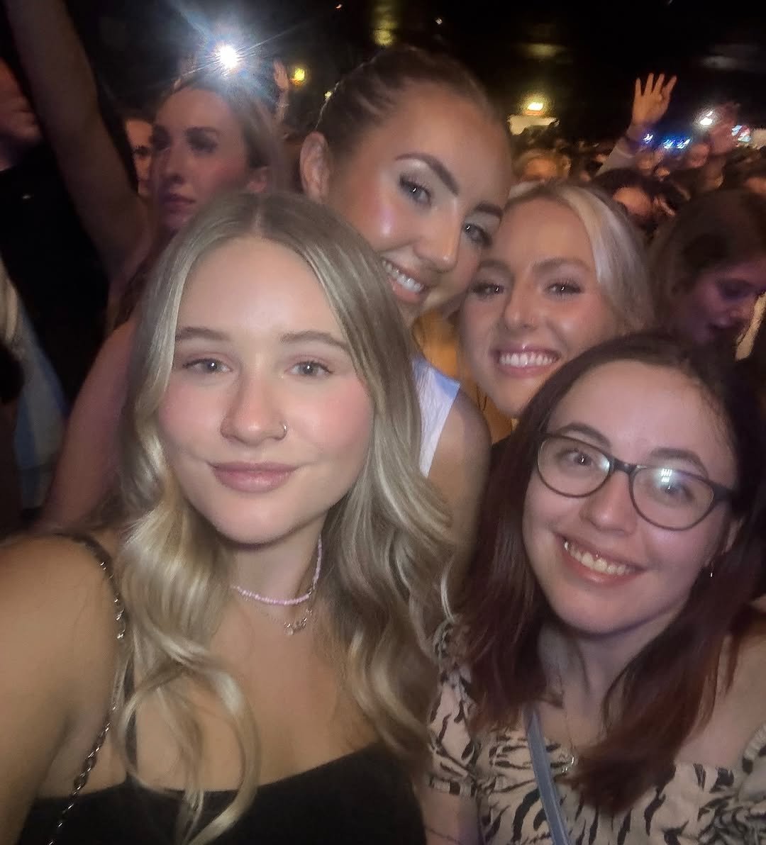 Clodagh_0000's tweet photo. Night 3 at the Apollo 🤪

#viral #ireland #music https://t.co/fv7jBiJp2E