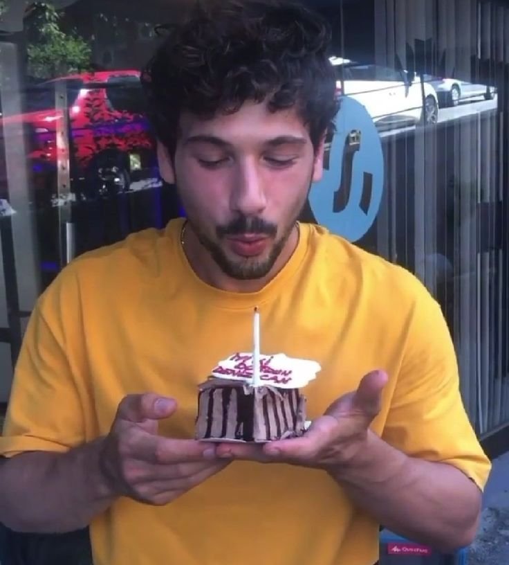 Yunamoense's tweet photo. عيد ميلاد سعيد يا دينيز🎂🤍 بالنسبة لي، ستظل دائمًا الأفضل. أشعر بالامتنان لأنني أتابع أعمالك و نجاحك المستمر وأتمنى لك المزيد من النجاح والسعادة في كل عام افضل و اوسم ممثل بكل تأكيد❤️
#denizcanaktaş https://t.co/QAqE7mkphz