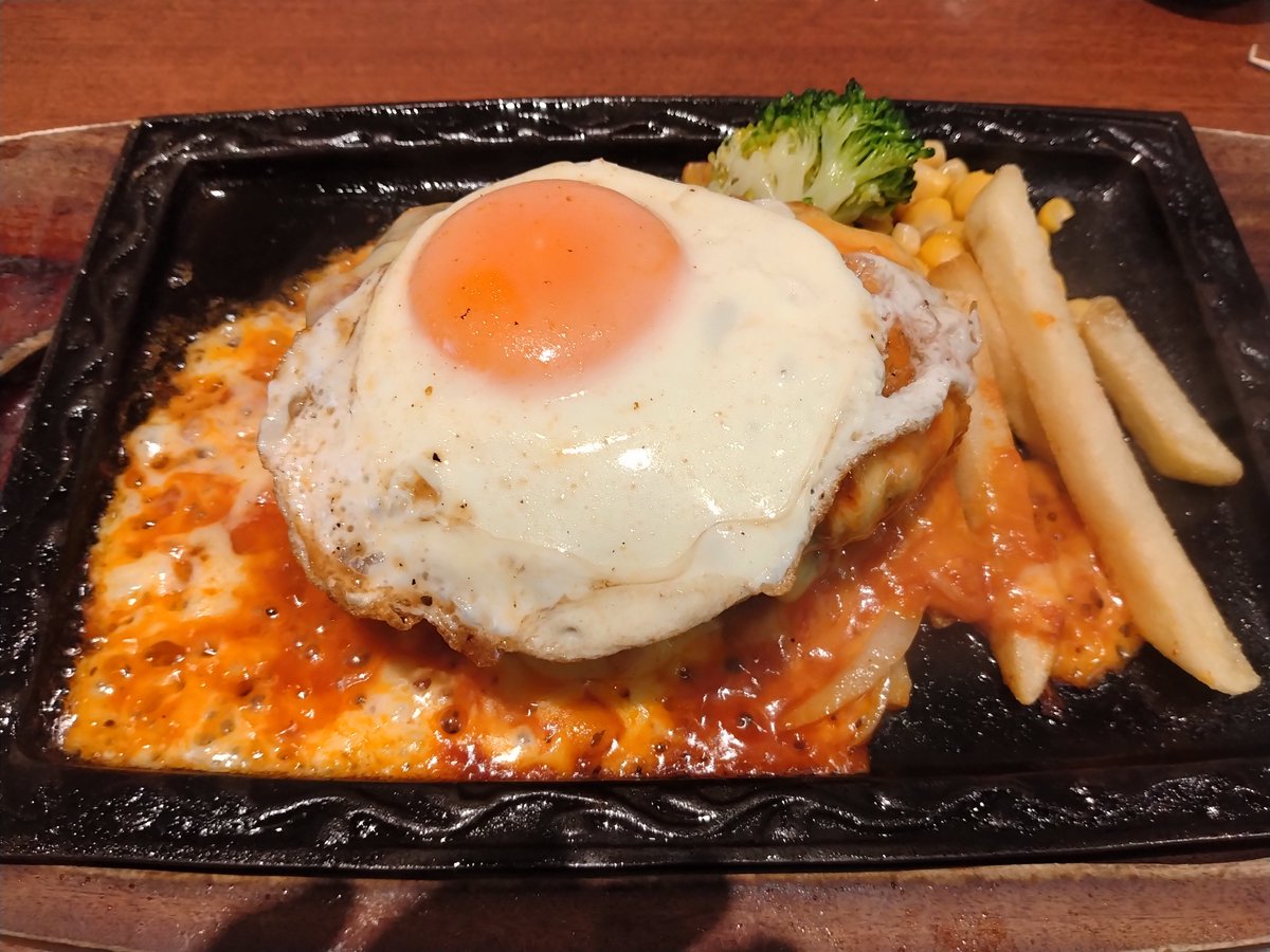 Dandada626's tweet photo. Wチーズハンバーグ😆１バーグは旦那行き😺
とろ～りチーズ、黄身とろ～り🎵
ご馳走様でした! https://t.co/S6ixOxFT70