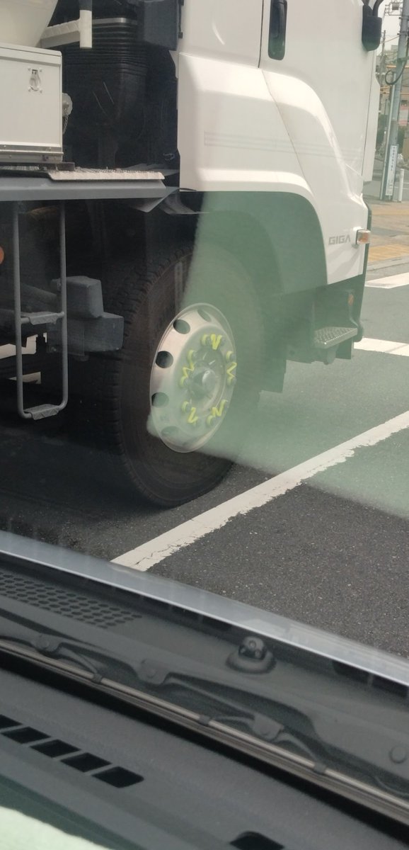 shoh_1's tweet photo. なるほど！というのを見かけたが、ナットの緩み防止→脱輪事故防止の商品なんだろうね。 https://t.co/OnAyvJR2aQ