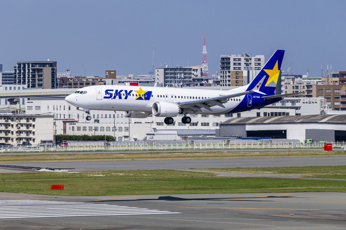 SkymarkJ's tweet photo. おはようございます☁️
スカイマーク【公式】です💫

今日は28日！8がつく日なので新機材ボーイング737-8の写真をどうぞ！
7月もあと4日！
今月もいいランディングができますように🛬
えいえいおー！ https://t.co/3LXF72UR0w