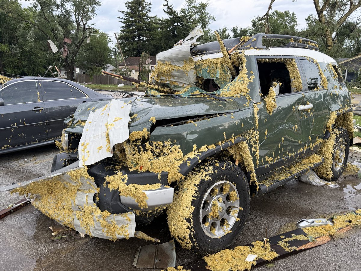 LukeZimWx's tweet photo. Great examples here of why not to take shelter in vehicles #wxtwitter #ilwx https://t.co/yY4l0lEFgq