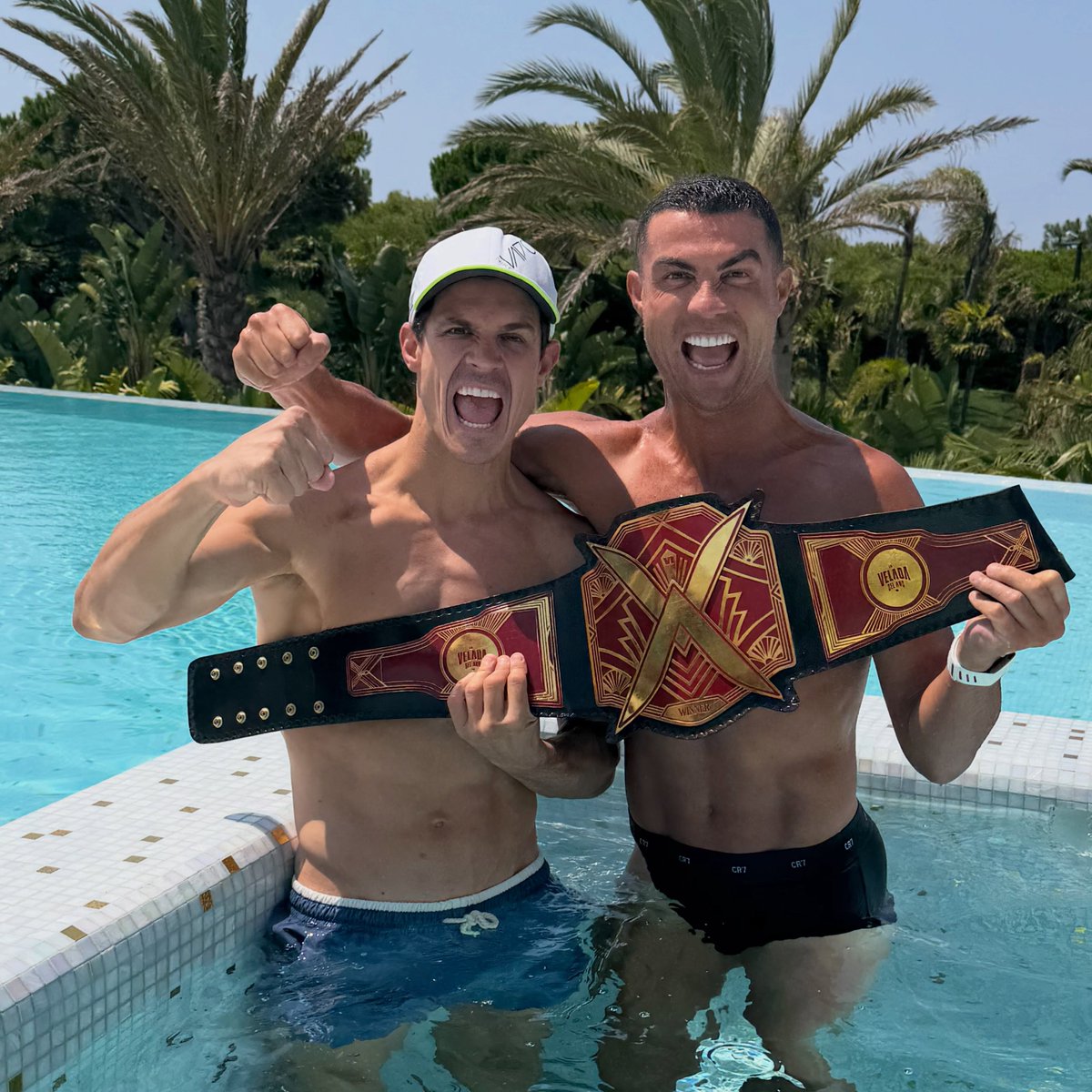 TouchlineX's tweet photo. 🚨 𝗡𝗘𝗪: Journalist Edu Aguirre Cristiano Ronaldo and the La Velada del Año belt after winning a boxing fight vs. journalist Gaston Edul. https://t.co/dW5lfi2w6a
