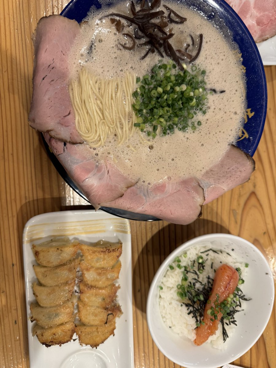 smashsph's tweet photo. 福岡ラーメン２日目一幸舎に行った
個人的には一双より上手かった

福岡ラーメンのレベル高すぎんごねぇ https://t.co/Q4OfpfFq6g