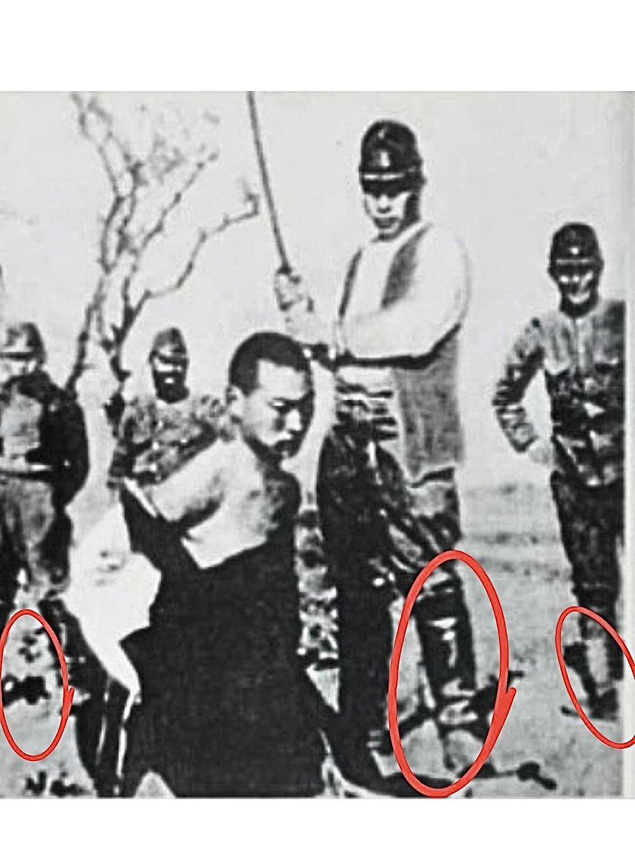 Mi_Samuraiblaze's tweet photo. これは『ザ・レイプ・オブ・南京』の172ページに掲載されている写真だ。

もしこの写真の違和感に気が付かないようであれば、かなり深い洗脳状態にあると言える。

まず、中央の刀を持った男性の服装は、あきらかに日本軍のものではない。

そして、日本刀を使うときの足の配置も不自然だ。

後ろに立つ兵士の影の向きもバラバラ。

さらに。
1879年（明治12年）の監獄則改正によって、日本では公開処刑は完全に禁止されていることから、規律を重んじる日本人がこのような残忍なことを公衆の面前で行うとは思えない。

嘘がどんどん明るみになるね。
