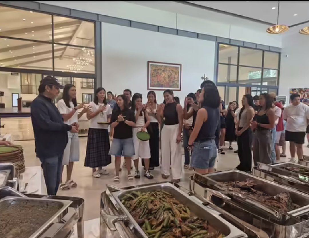aicille73's tweet photo. Alyssa talking with one of the owners of Andoks sa city’s day out ng Creamline 🥰🥰💖 #alyssavaldez #michelegumabao #BeaDeLeon #CreamlineCoolSmashers https://t.co/u6Ld2MUp7G