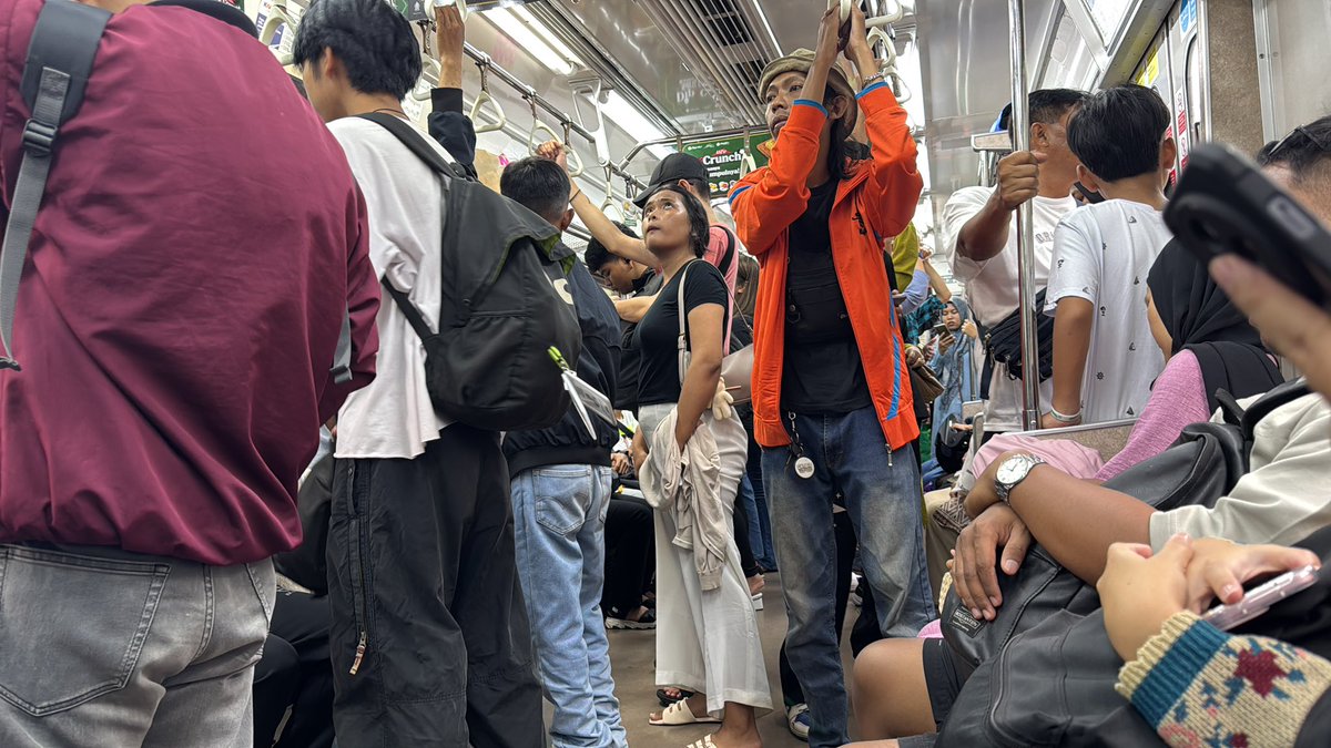 almubarak's tweet photo. Pernah mengalami kondisi berdesak-desakan begini di dalam KRL https://t.co/a60bJTZDcu