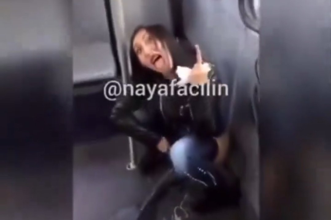 AngelDLaCruz_'s tweet photo. Naya Fácil:
👉Comió Caca
👉Tomó pichí
👉 Se desnudó en Iglesia Católica
👉Se grabó con pistolas
👉Se grabó consumiendo tusi
👉Dijo que si tuviera un hijo abusaría sexualmente de él
👉 Se grabó haciendo sexo oral
  
Pero aun así tenemos a gente ignorante y estúpida idolatrándola https://t.co/zkU4zDS9e7