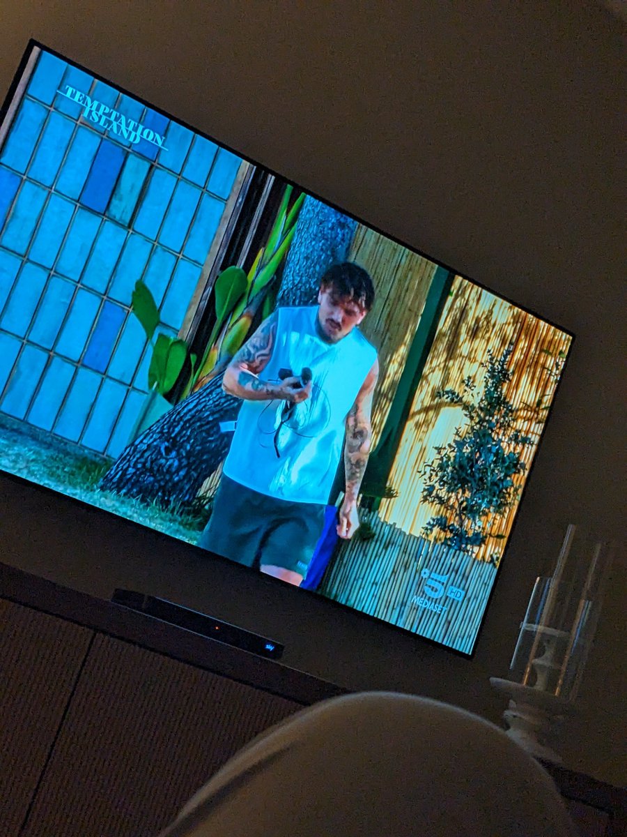 Damyanto's tweet photo. Maglietta al contrario, scarpe di Giulia, si ni sta futtennu, nuova moda estate 2026
#temptationisland https://t.co/OKuQnfatGY