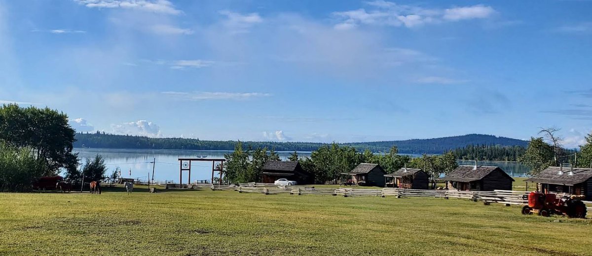 BCWildfireHelp's tweet photo. #bcfire | #70milehouse | NEW evac alert
⚠️#FlyingURanch, (Canada's oldest Guest Ranch), now in alert area! 100+ horses there, that'll be a lot of trailers if they go to order! They got through it in 2017!🙏🐎
-> Evac Map: https://t.co/izf5cm97XB
-> Ranch: https://t.co/66Ve4UunGE https://t.co/20GfZ79QHD