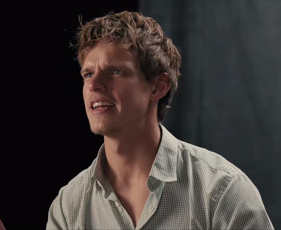 EL0RDIS's tweet photo. shaggy hair, stubble, shirt unbuttoned… he’s insane https://t.co/mlLd0ljnhI