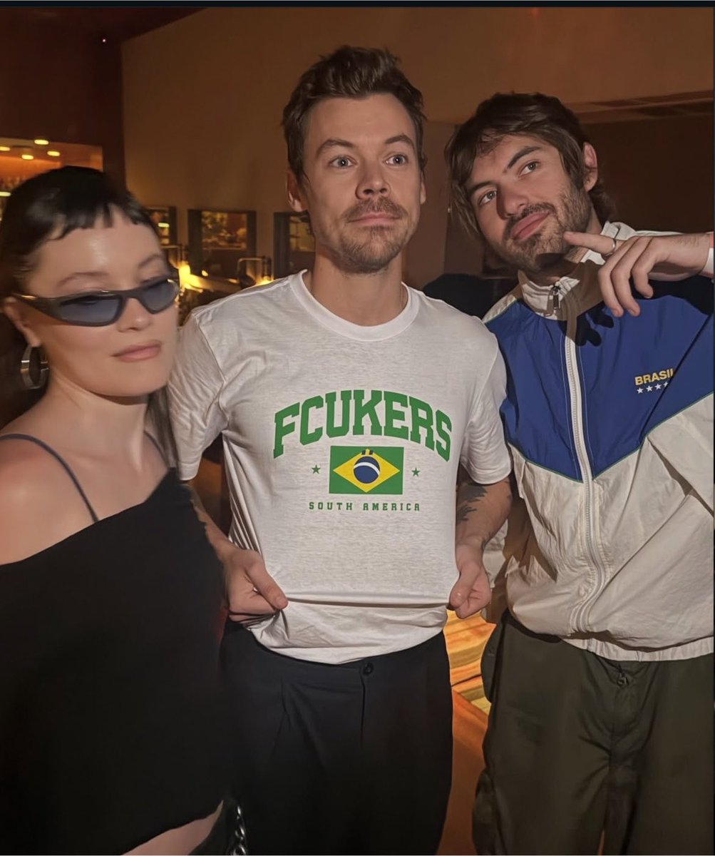 bestharrysbr's tweet photo. LINDO DEMAIS 😭🙏🏻 Harry usando a merch dos FCUKERS, em uma foto compartilhada pelo duo, no Instagram. https://t.co/IadV36lf7w