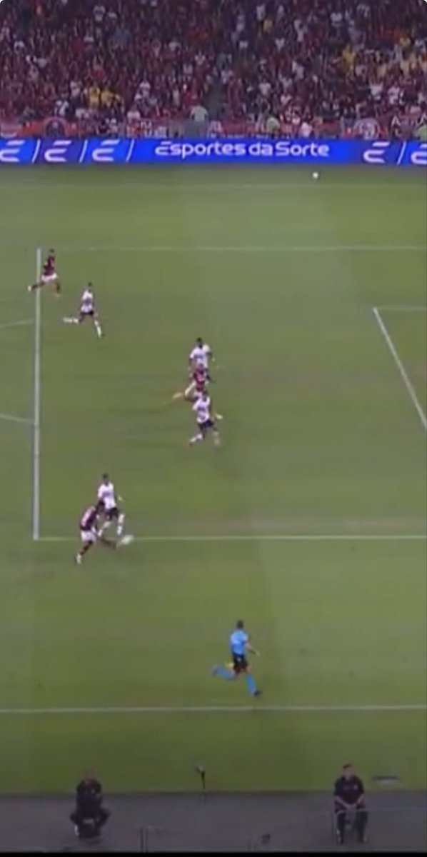 Th44Pl's tweet photo. @LeoJoseReporter @ColunadoFla Dá nojo de ver torcedor igual esse Leo criticando o VAR, pq agora vai ser mais difícil do time dele ser beneficiado.  E faz uma for sinhá pra buscar a imagem certa ao invés de colocar uma imagem que a bola já saiu https://t.co/88jDXQ1cRa