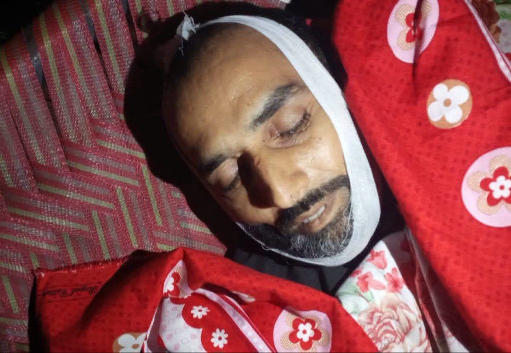 ikhan_17's tweet photo. دل دہلا دینے والے مناظر... ضمیر کو جھنجھوڑنے والی حقیقت! 💔🚨

​یہ مناظر اتنے دردناک اور لرزہ خیز ہیں کہ کمزور دل والے افراد انہیں دیکھنے کی تاب نہیں لا سکتے۔ سڑکوں پر بہتا ہوا یہ خون اور بکھرے ہوئے لاشے اس بات کا گواہ ہیں کہ جن حکمرانوں اور اداروں کی بنیادی ذمہ داری عوام کے جان و مال کا تحفظ کرنا تھا، وہی آج اپنے ہی بے گناہ شہریوں اور پرامن مظاہرین پر ظلم کی حدیں پار کر رہے ہیں۔
​جب بھی عوام اپنے بنیادی حقوق، ناانصافی یا مہنگائی کے خلاف آواز اٹھاتے ہیں، تو ان کی بات سننے کے بجائے طاقت اور گولیوں کے ذریعے ان کی آواز دبانے کی کوشش کی جاتی ہے۔ اپنے ہی لوگوں کے خلاف اس قسم کا تشدد نہ صرف انتہائی شرمناک ہے بلکہ یہ عوام اور ریاست کے درمیان نفرت اور فاصلوں کو خطرناک حد تک بڑھا رہا ہے۔
​شہریوں کا تحفظ ریاست کا فرض ہے، ان پر ظلم و تشدد کرنا اور گولی چلانا نہیں۔
​بے گناہ لوگوں کا خون بہانا کسی بھی مسئلے کا حل نہیں ہو سکتا، اس سے صرف ملک اور خطے میں انتشار پھیلے گا۔
​حکمرانوں اور انتظامیہ سے مطالبہ ہے کہ اس فوری تشدد کو روکا جائے اور شہریوں کے جائز حقوق و مطالبات کو تسلیم کیا جائے۔
​اگر یہ بدمعاشی اور طاقت کا بے جا استعمال بند نہ ہوا تو نفرت کی یہ آگ مزید شدید ہوگی، اور اس تمام صورتحال کی ذمہ داری موجودہ حکمرانوں اور متعلقہ اداروں پر ہوگی۔