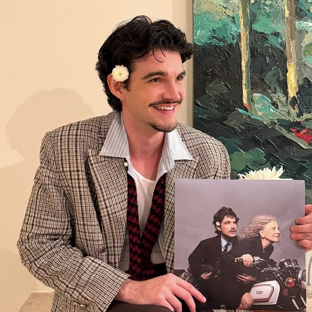 poptime's tweet photo. Jão sobre "Memórias Póstumas" em rodada de entrevistas hoje: 

“Eu fiz um álbum consciente de que não seria um álbum pop. Não tem a grandiosidade do Super. Eu adoraria voltar a fazer essas músicas em algum momento, mas antes eu precisava dizer essas coisas exatamente assim. Cotidianas. A perda, o amor do dia a dia. Estou consciente de todas as limitações desse projeto, e as aceito em nome de fazer algo genuíno nesse momento.”