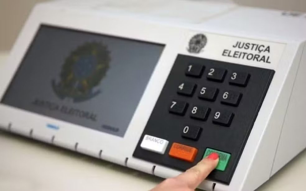 KatiaAbreu's tweet photo. Quem disse que o Brasil vai permitir. Flavio já entregou o país a Trump p/ ter seu apoio. Sorte nossa que esse adolescente tardio não ganhará as eleições. https://t.co/fSneWdPztK