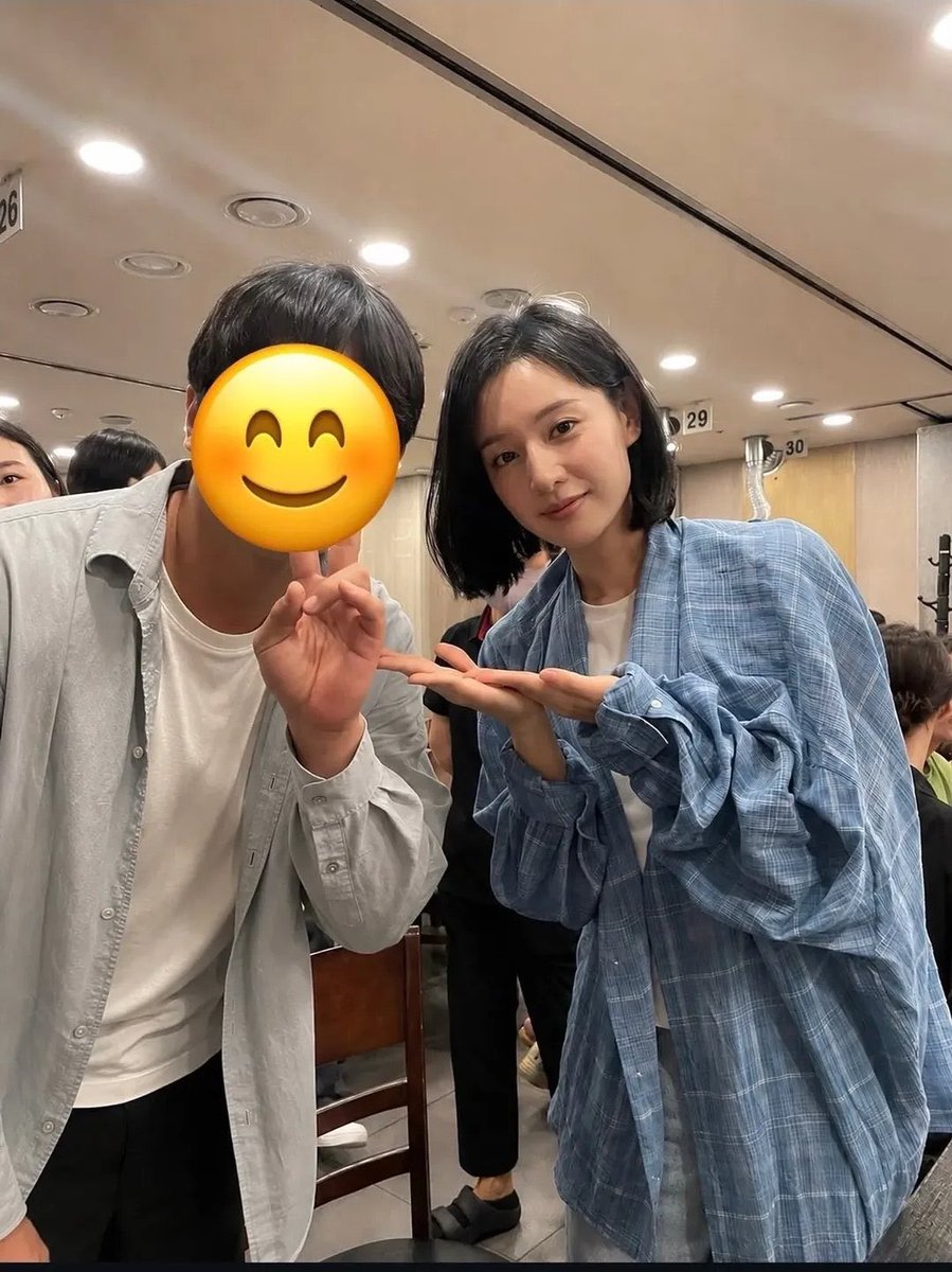 jidingwon's tweet photo. @Heemi1983 @qtrt_na1992 this was a behind the scenes of allure magazine shoot that was shot within from May to June and they only recently lease the pics for her July cover, the pics below were current pics from July when she was caught eating out with her co stars, I’m her fan I should know https://t.co/g1Bb2L5KCY