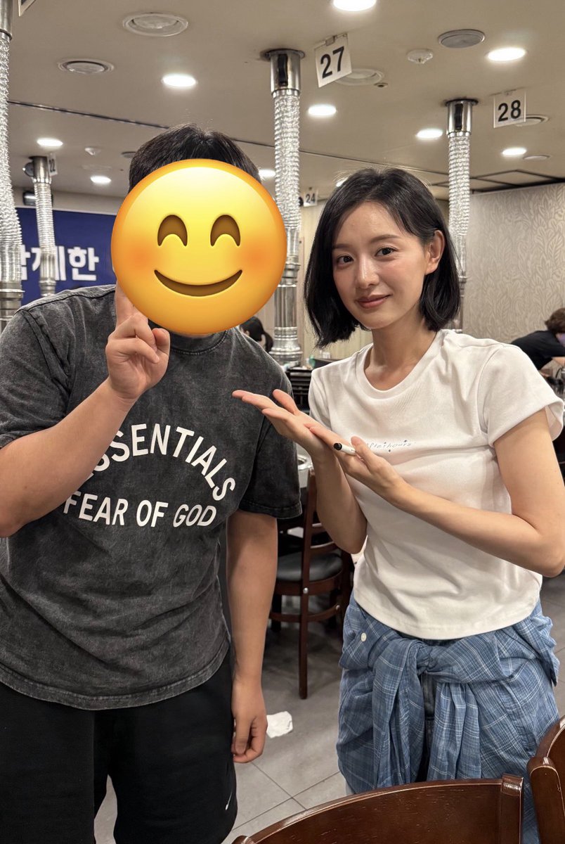 jidingwon's tweet photo. @Heemi1983 @qtrt_na1992 this was a behind the scenes of allure magazine shoot that was shot within from May to June and they only recently lease the pics for her July cover, the pics below were current pics from July when she was caught eating out with her co stars, I’m her fan I should know https://t.co/g1Bb2L5KCY