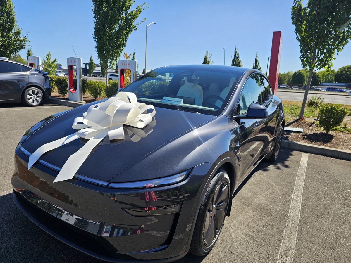 MariaA49395's tweet photo. @Tesla The driver can be a passenger princess too! https://t.co/uCHPMZDtIq