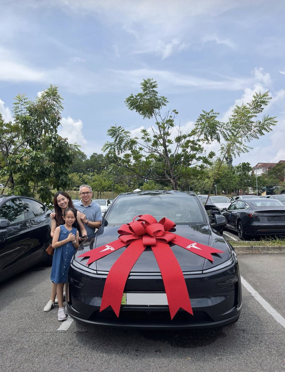 Commuknh8Tesla's tweet photo. Welcoming our newest Tesla owners https://t.co/tobxDWJOup