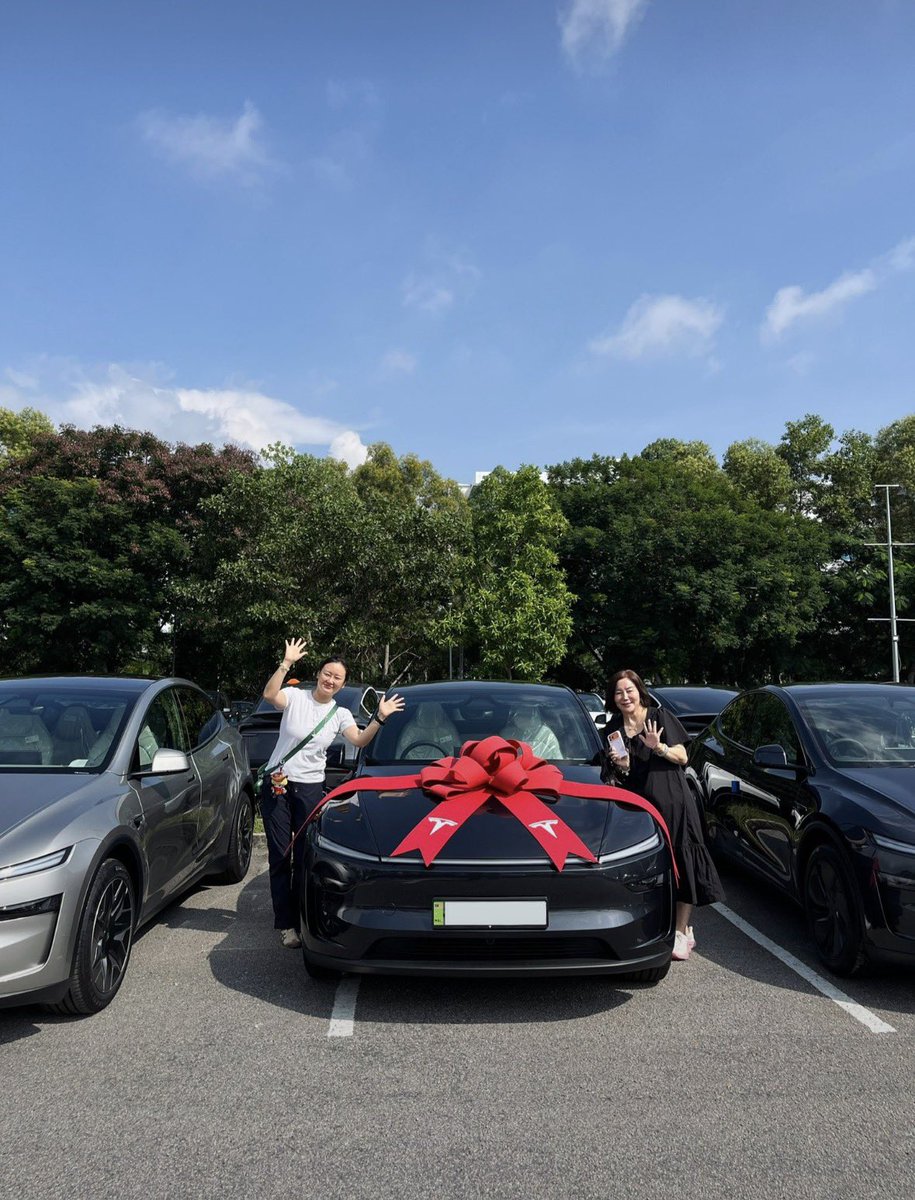Commuknh8Tesla's tweet photo. Welcoming our newest Tesla owners https://t.co/tobxDWJOup