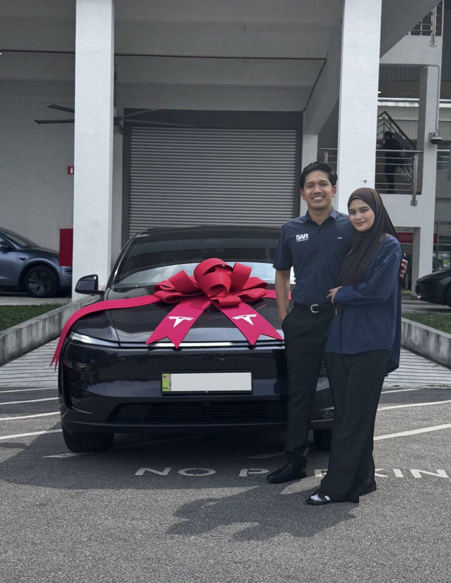 Commuknh8Tesla's tweet photo. Welcoming our newest Tesla owners https://t.co/tobxDWJOup