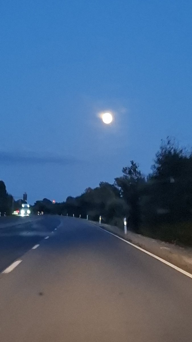 sv2803's tweet photo. Ein superschöner Mond  auf der Heimfahrt heute Abend hat mich die ganze Zeit begleitet. https://t.co/MsN1qSbmOW