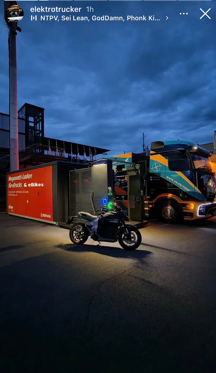 electricfelix's tweet photo. There is #elektrotrucker (Tobias Wagner) and then a whole lotta nothing 📸

What a Boss 🌩️
#alwaysbecharging #megawatt #speicher #alpitronic #honda #daimler 
🔋🔋🔋 https://t.co/SOB1vy2082