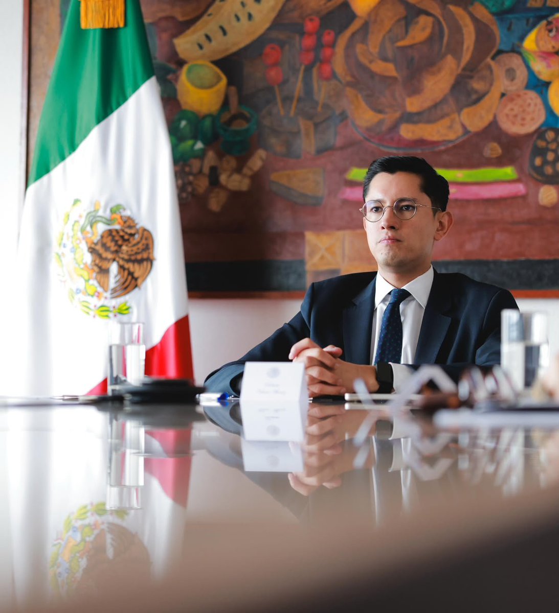 SRE_mx's tweet photo. El secretario Roberto Velasco (@r_velascoa) sostuvo una reunión virtual de trabajo con las personas titulares de las representaciones de México en países de la Unión Europea, a quienes reiteró la prioridad de promover las exportaciones mexicanas hacia los países de su circunscripción. También invitó a redoblar esfuerzos con cada una de esas naciones para atraer inversiones en sectores estratégicos de nuestro país.

Asimismo, el titular de la Cancillería subrayó la importancia de dar seguimiento a los procesos de ratificación del Acuerdo Global Modernizado (AGM) en cada uno de los 27 países de la Unión Europea, tanto con los gobiernos como con los parlamentos de los estados miembros. A través del AGM, México y la UE fortalecerán su diálogo político, cooperación, comercio e inversión.

🇲🇽🇪🇺