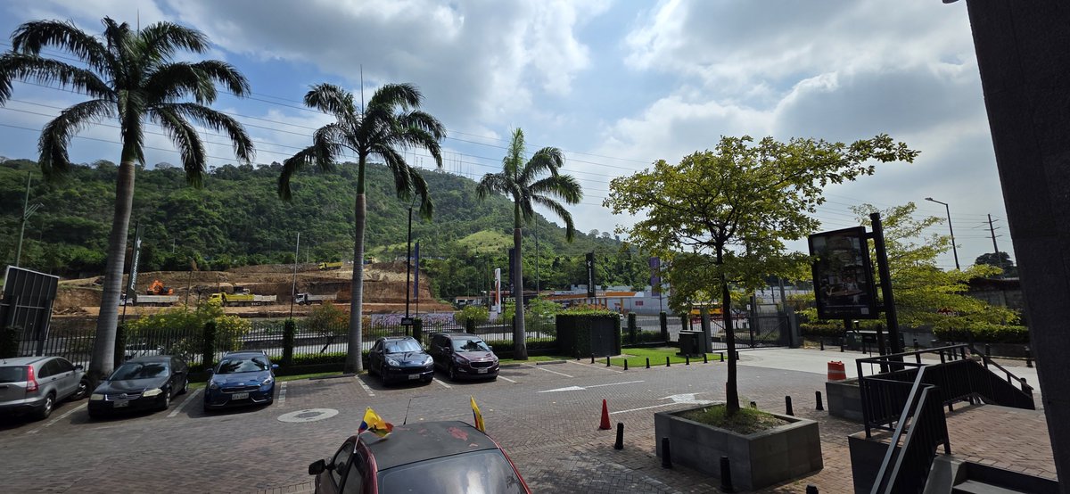 davidfeijoo's tweet photo. @Anilu52e @ViaLaCostaLucha @alcaldiagye @taticoronelf @segura_ep @Riesgos_Ec Alado de riocentro Ceibos hace añossssss ya había deslabes en los cerros, ahora lo cortaron mas y en este invierno, que sucederá??? https://t.co/3aRFl8yQjb