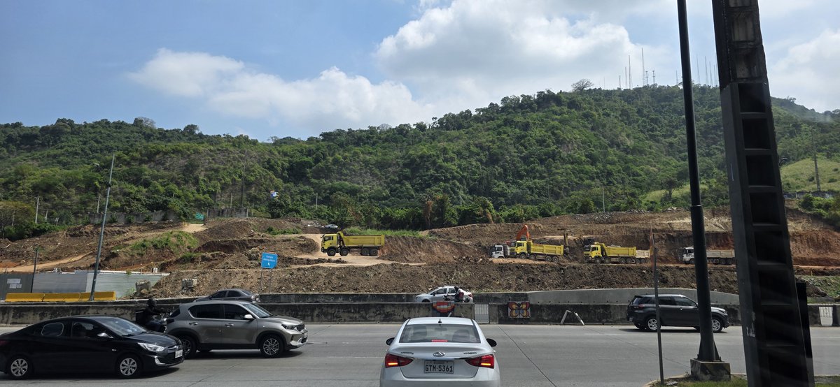 davidfeijoo's tweet photo. @Anilu52e @ViaLaCostaLucha @alcaldiagye @taticoronelf @segura_ep @Riesgos_Ec Alado de riocentro Ceibos hace añossssss ya había deslabes en los cerros, ahora lo cortaron mas y en este invierno, que sucederá??? https://t.co/3aRFl8yQjb