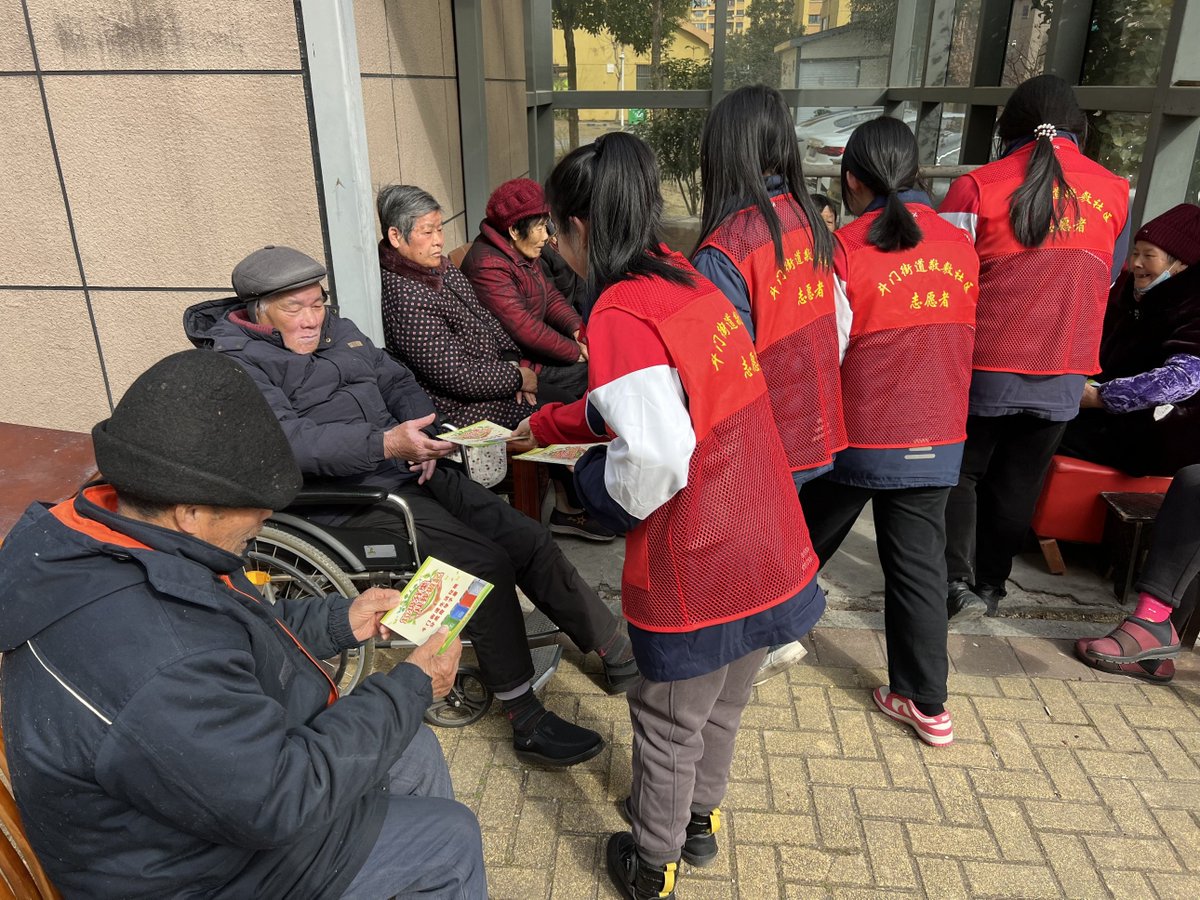 muteallplz's tweet photo. [这个周末在社区做了垃圾分类引导志愿者，帮爷爷奶奶们分清可回收物和干垃圾，还收到了小朋友递的小橘子，热乎又暖心～] https://t.co/68ScCZd0mk