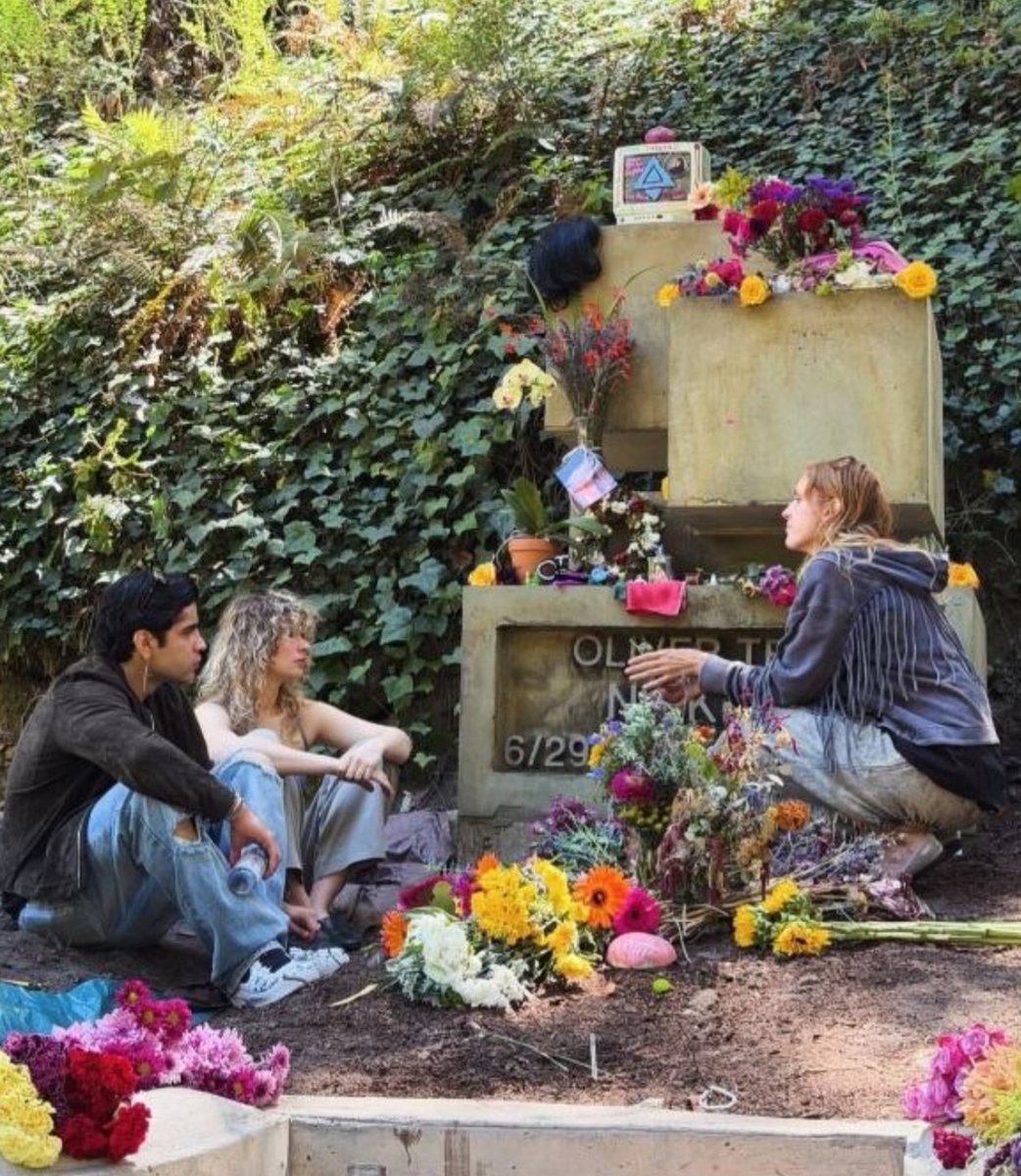 Secta_Mercurial's tweet photo. Gracias Brittney por no dejar a Aaron solo y estar siempre con él, al igual que todos los amigos y familiares de Oliver que lo hicieron sentir como en familia ✨❤️ Oliver gracias por todo lo bonito que le has dado a nuestro Aaron 🥺 https://t.co/UZItlZWzCc