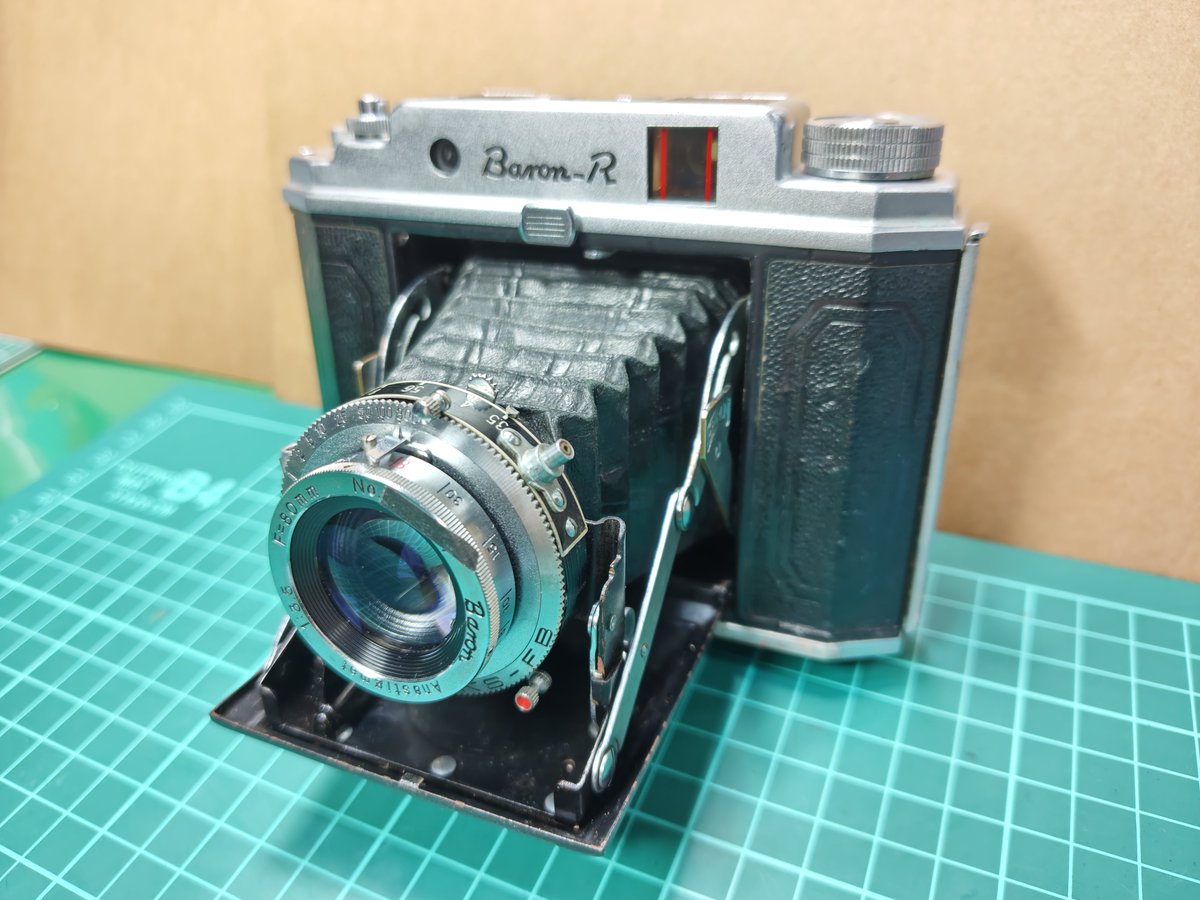 siva0265's tweet photo. バロンR1を整備しました🤠
今はなきバロンカメラにて製造、服部時計店(現セイコー)にて発売されたR1(中判6☓6,6☓4.5)の点検・整備のご依頼を受け、完動仕上げしました。
特にフランジバック(距離計)の調整についてはレンズ側とファインダー側各々で確認・調整して、適正に合わせました。連動前のひと手間掛かる懐かしい仕様ですね。
情報の少ないカメラですが、機械・光学的にも作りはしっかりしており、末永く使用できると思います。