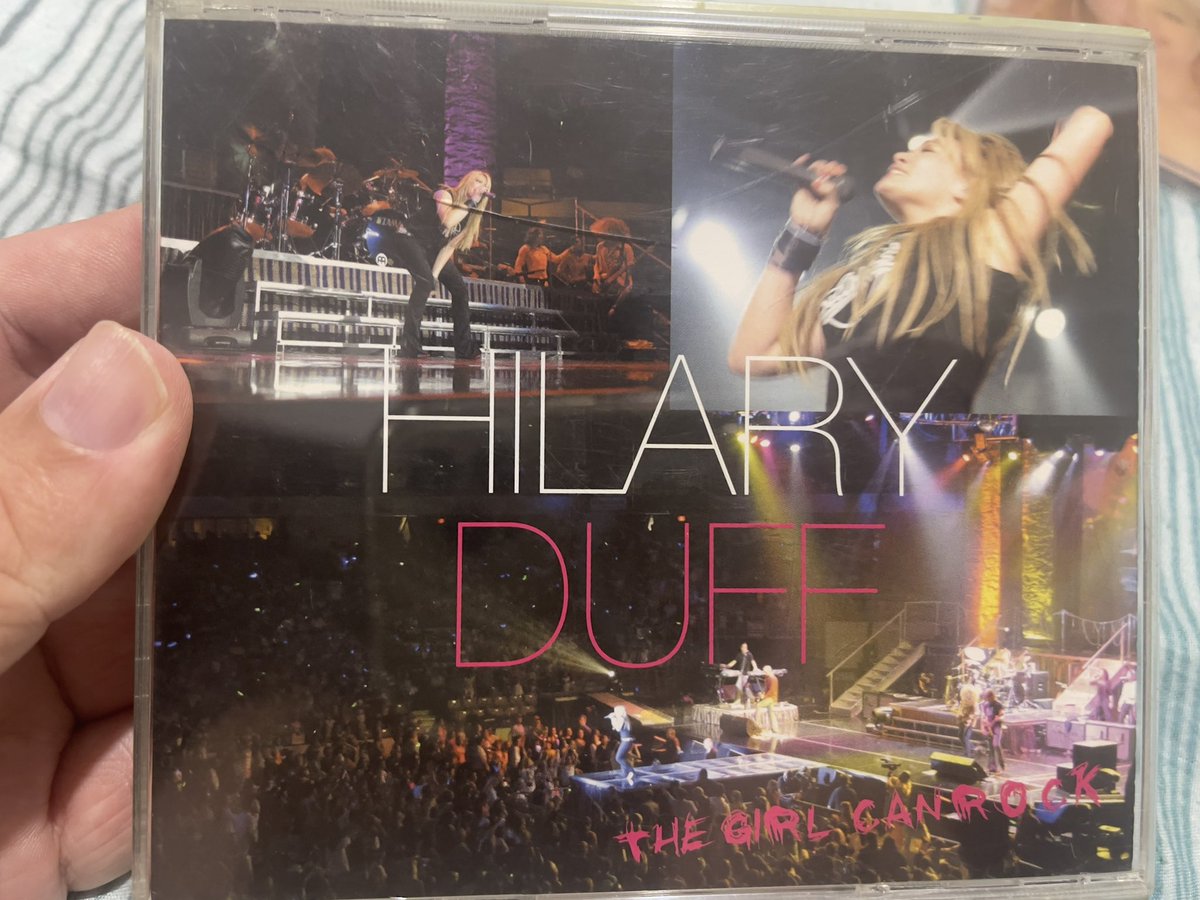 ytalo_du's tweet photo. De toda discografia da Hilary Duff eu acho esse o maior “golpe” pois as fotos não tem nada haver com o show do dvd. Simplesmente pegaram o dvd da The Girl Can Rock (Metamorphosis Tour) e meteram lá com um cd remix sendo que as fotos da capa são da Most Wanted Tour. https://t.co/q526rNaAoh