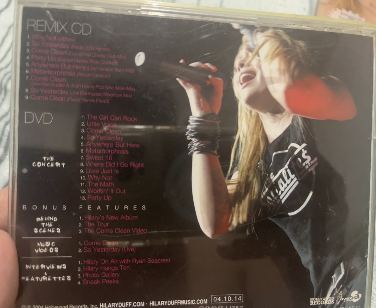 ytalo_du's tweet photo. De toda discografia da Hilary Duff eu acho esse o maior “golpe” pois as fotos não tem nada haver com o show do dvd. Simplesmente pegaram o dvd da The Girl Can Rock (Metamorphosis Tour) e meteram lá com um cd remix sendo que as fotos da capa são da Most Wanted Tour. https://t.co/q526rNaAoh