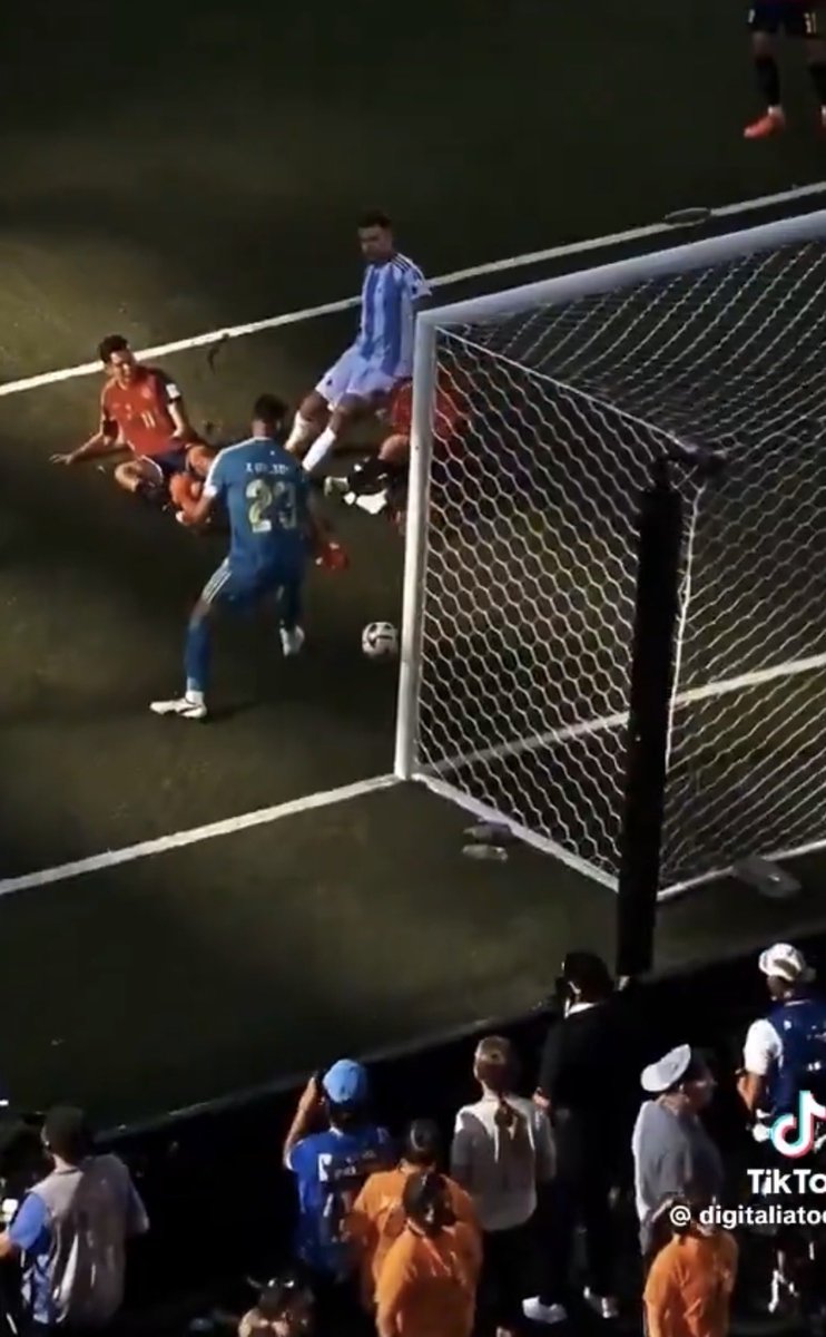 GradaBpro's tweet photo. Una semana después, me sigue pareciendo de locos la salvada de Cubarsí. 

En 2010 tuvimos el gol de Iniesta y la salvada de Iker.

En 2026 es el gol de Ferran y la salvada de Pau. https://t.co/bwsfwFnLz5