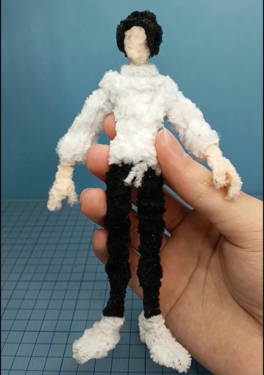 karamoru321's tweet photo. モールで乙骨憂太を作りました！
小さい人形だと髪の毛が難しい！
#呪術廻戦 #乙骨憂太 #モールアート https://t.co/oefTzuHRsV