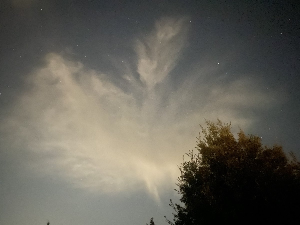 Spiddly's tweet photo. A cloud shaped like Reading, floating over Reading #rdg #rdguk https://t.co/hmFVT9D1Cq