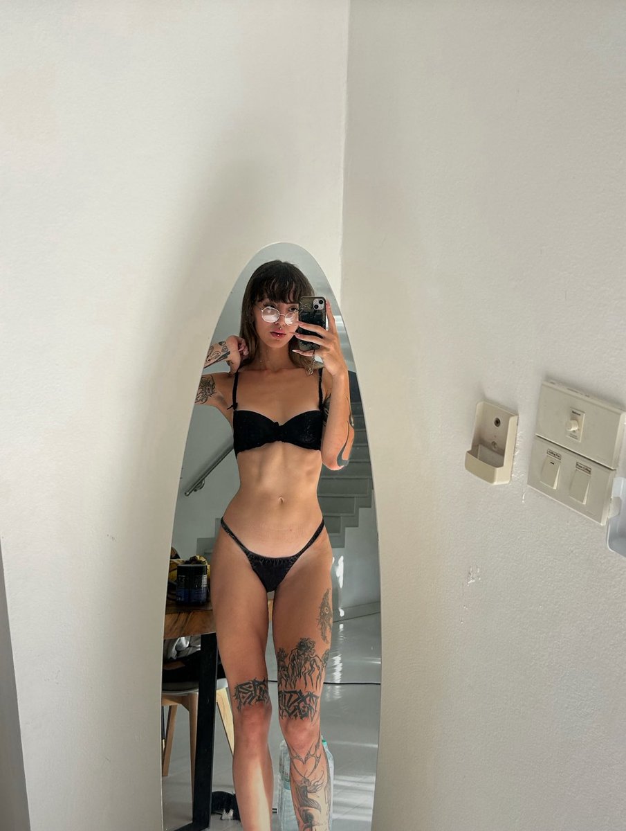 theiafae3's tweet photo. They told me trans girls don't get hips when I started mones😤 https://t.co/SPk8e4axdk