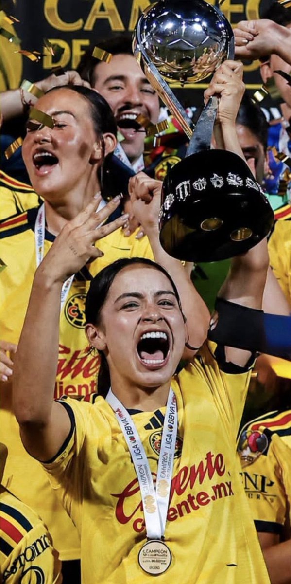 OllynKan's tweet photo. Cuando una/un comparables fans de las amañozas @TigresFemenil venga a querer sacar su veneno, sólo enséñales ésta foto. No escribas nada, sólo sigue disfrutando de cómo se revuelcan en su propia bilis. 😁⚽🏆🏆🏆 https://t.co/Wwgbt6yQSF