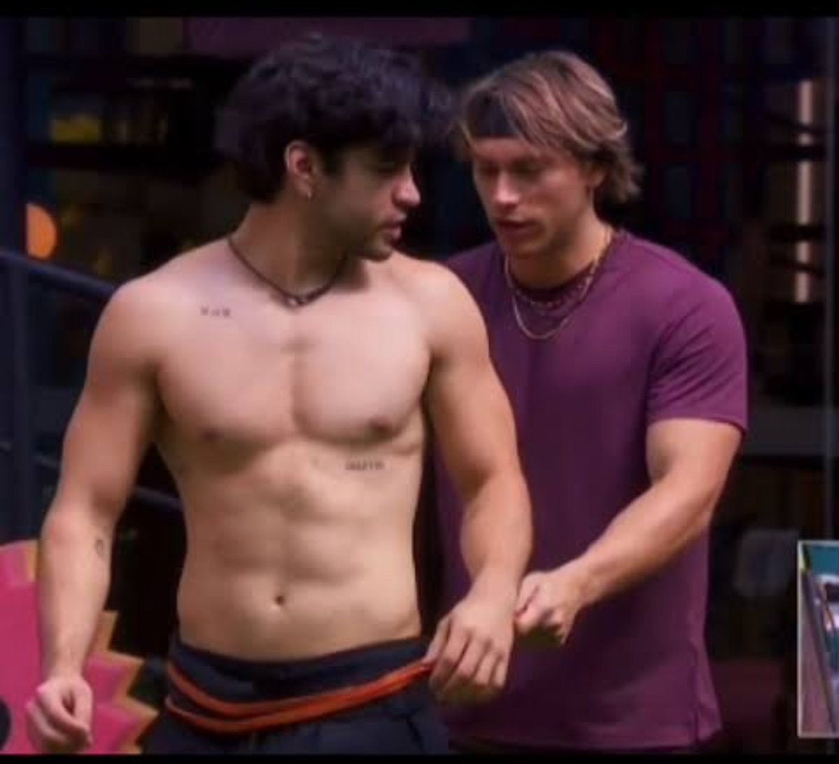 NinaGirasol's tweet photo. Los shipeos jochis de un güero y un pelinegro ME PERDIGUEN!! AYUDA!! 
😏😏😏

#LaCasaDeLosFamososMx https://t.co/Oh9bviO8MV