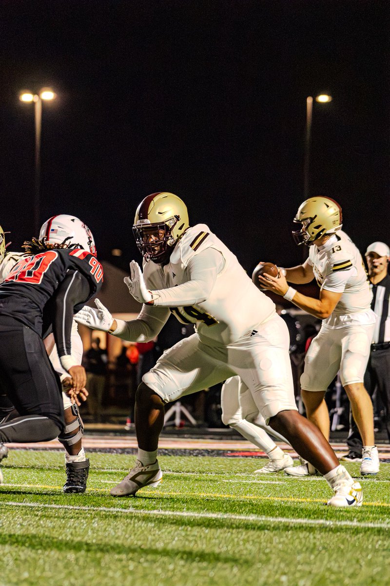 INDSportsReport's tweet photo. After following in his brother's footsteps and cementing himself as one of the best @BJPSFootball linemen, @KrysOakley27 breaks down his commitment to UConn. @UConnFootball 
https://t.co/Yj1f6bNZfk https://t.co/bzZX4PiZlP